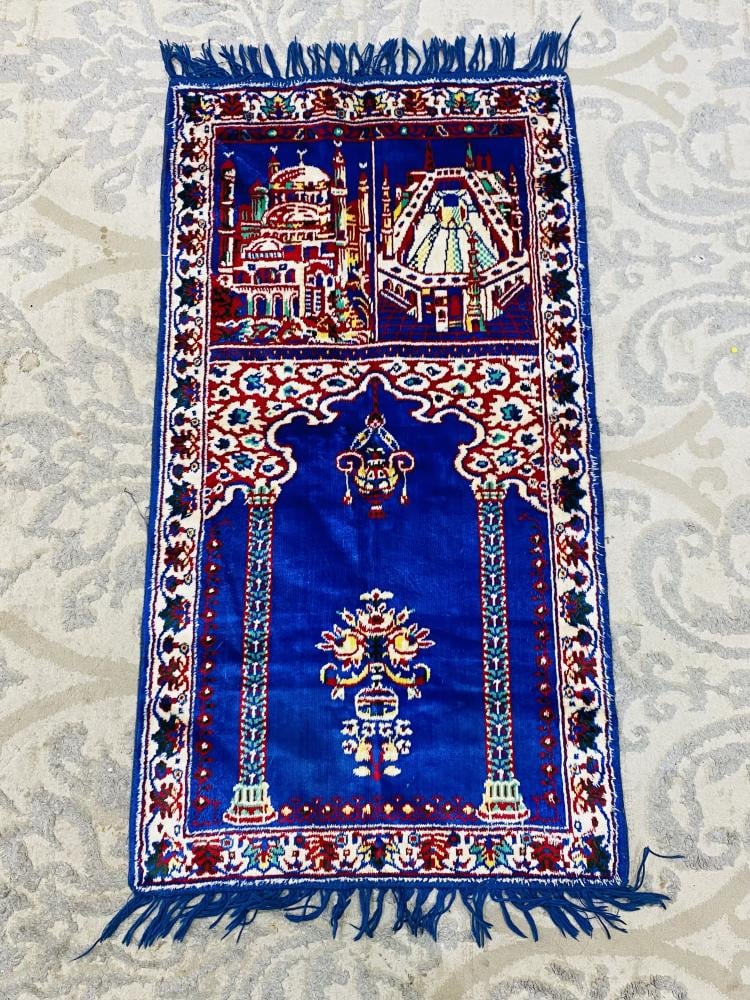 من النوادر؛ من أشهر سجادات فترة الثمانينات بالحجم الصغير مقاس بطول متر واحد و عرض ٥٠سم؛ صناعة مغربية
