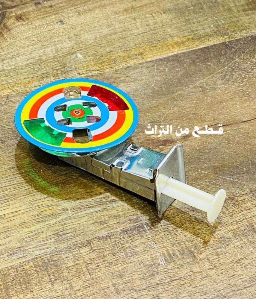 من البنود الشحيحة؛ ومن أقدم ألعاب الصاج وأجملها كانت من هدايا الحجاج قديماً؛ تعمل بالضغط على الزر البلاستيكي وتدور اللعبة ومع الدوران ينتج توليد شرار ملون حسب لون البلاستيك كما هو واضح؛ قديمة جداً مخزنة تخزين ممتاز لم تستخدم؛ صناعة اليابان