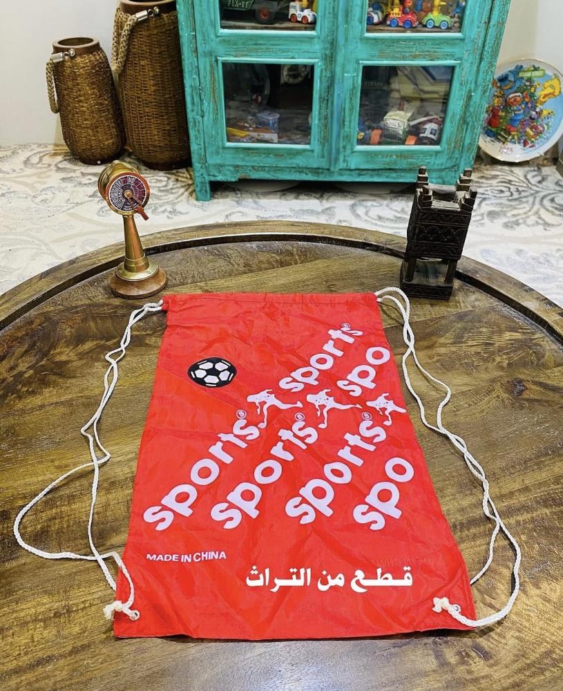 من النوادر؛ شنطة من القماش تُـحمل على الظهر؛ كانت تستخدم قديماً لحمل الكتب أو الملابس الرياضية في المدرسة؛ وقد اشتهرت في أواخر الثمانينات وأوائل التسعينات تقريباً السعر للحبة الواحدة واللون حسب المتوفر