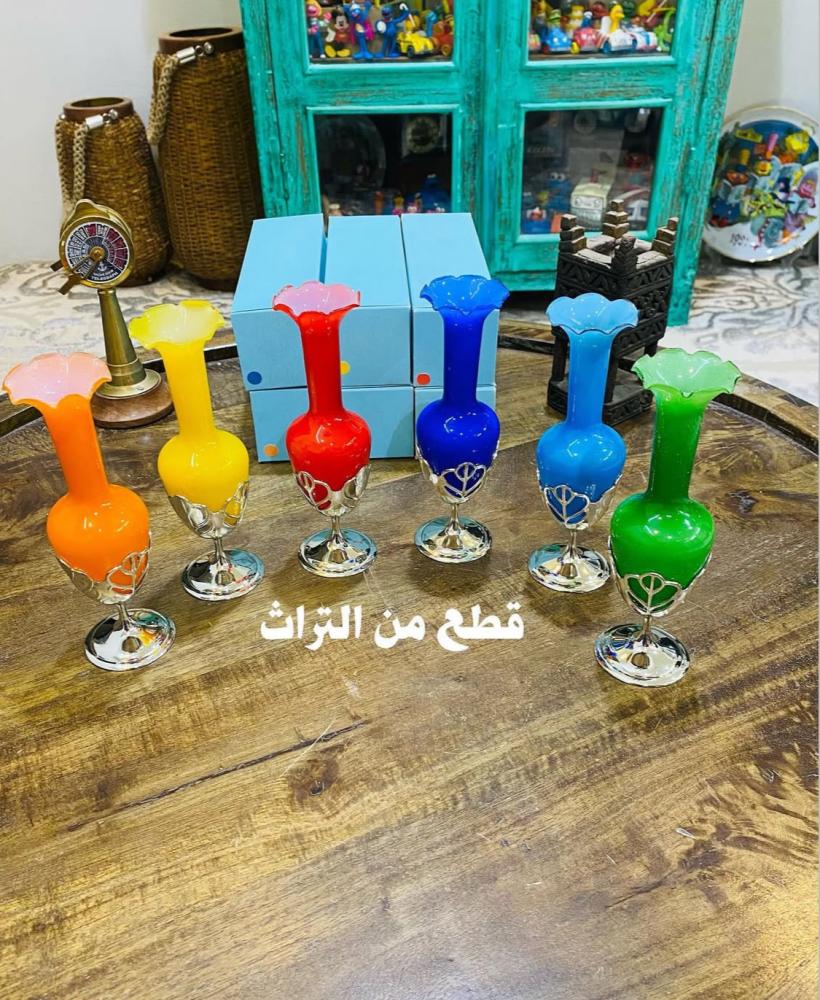 من النوادر؛ فازات جميلة جداً وقديمة من الزجاج والمعدن؛ بألوان زاهية؛ مخزنة تخزين ممتاز بالكرتون؛ صناعة اليابان  السعر للحبة الواحدة