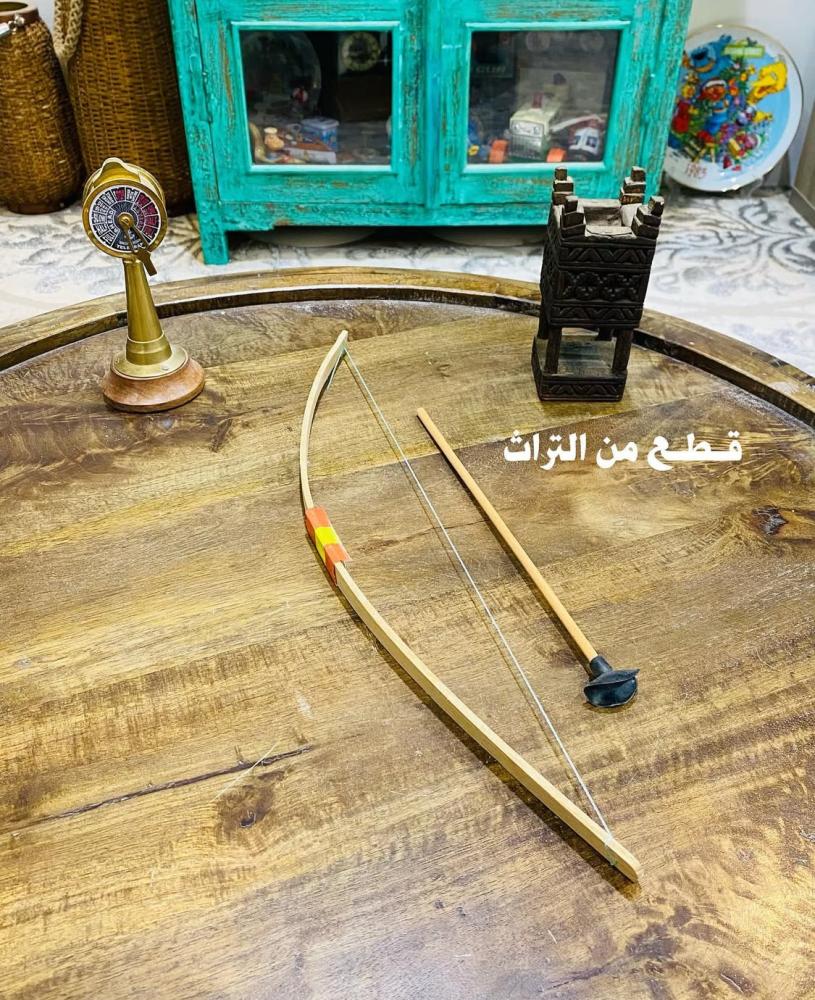 من الألعاب الشحيحة القديمة؛ عبارة عن قوس وسهم من الخشب الطبيعي مخزنة تخزين ممتاز بالمغلف الأصلي لم تستخدم؛ صناعة إيطاليا