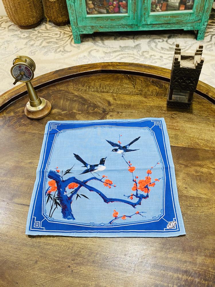 من النوادر؛ منديل قطن ١٠٠٪ بحجم ٣٠سم في ٣٠سم قديم جداً عمره أكثر من ٥٠ عام متوفر بثلاث ألوان حسب الاختيار والسعر للمنديل الواحد؛ صناعة جمهورية الصين الشعبية