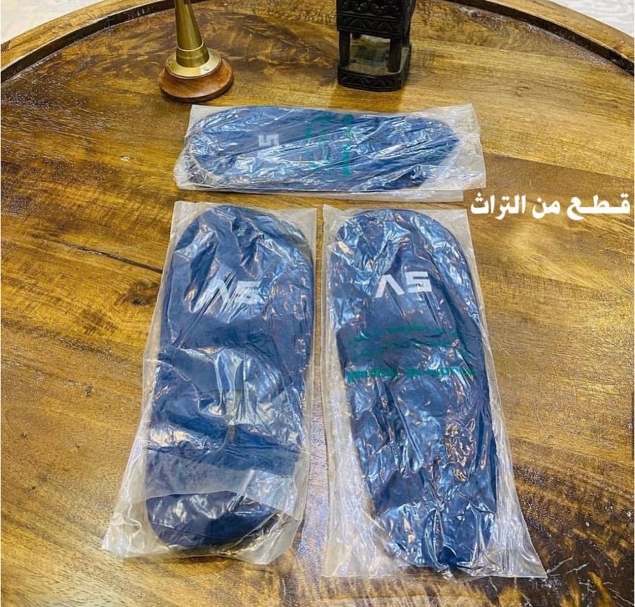 من النوادر؛ مغلف بداخله جوارب وملعقة جزم أعزكم الله؛ قديمة اشتهرت فترة الثمانينات الميلادية؛ مخزنة تخزين ممتاز لم تستخدم؛ بشعار الخطوط السعودية القديم السعر للمغلف الواحد