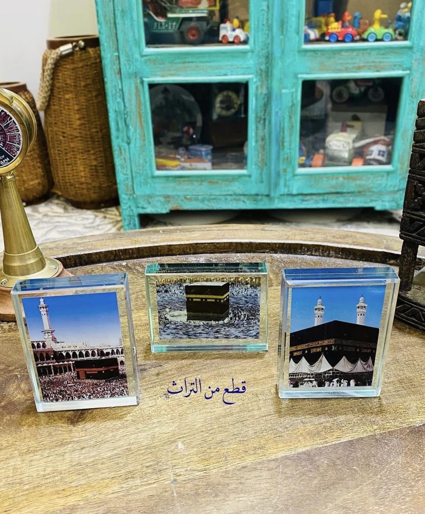 من البنود المميزة؛ قطعة زجاج ثقيلة الوزن تحمل صورتين للحرم مختلفة لكل وجه صورة السعر للحبة الواحدة