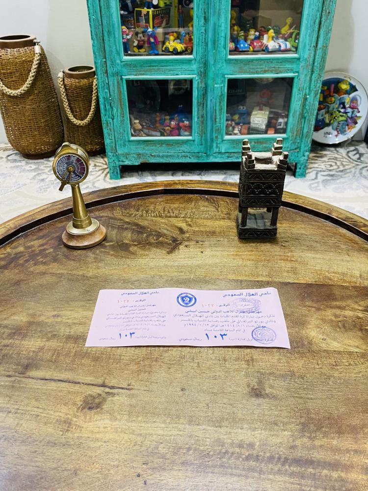 من النوادر؛ تذكرة أصلية درجة أولى ممتازة (ب) من نادي الهلال لإعتزال اللاعب حسين البيشي عام ١٩٩٤م وكانت بقيمة ١٠٣ ريال في ذلك الحين