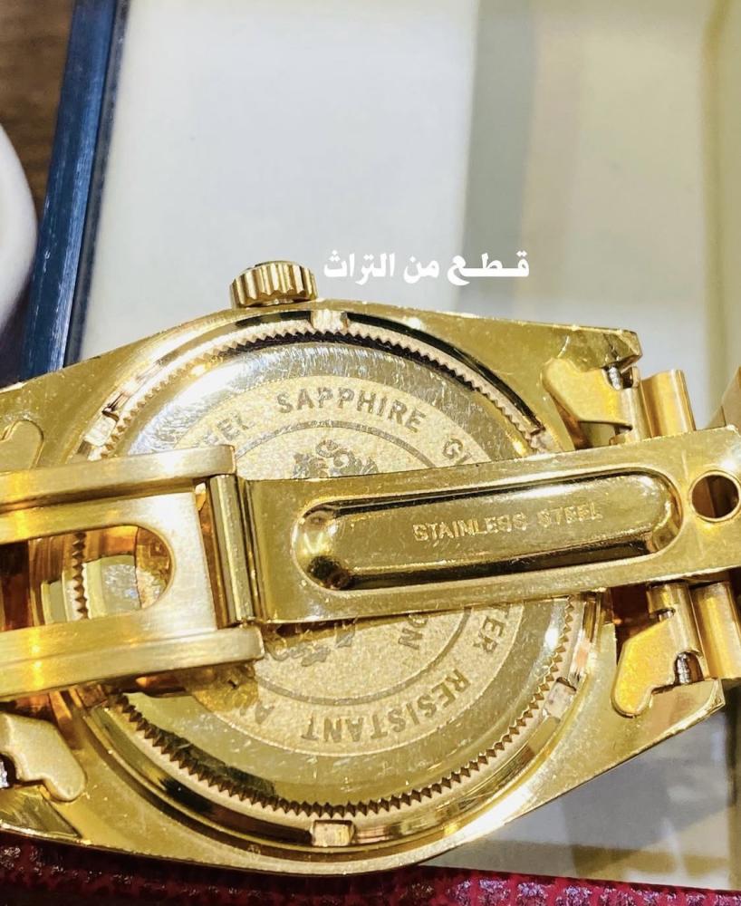 من النوادر؛ ساعة قديمة من شركة  JOHN FORD أنيقة جداً مخزنة تخزين ممتاز لم تستخدم يوجد بها خانة للتاريخ وخانة لليوم؛ صناعة اليابان (المتوفر المعروض فقط بـ ٤ ألوان حسب الاختيار) السعر للساعة الواحدة