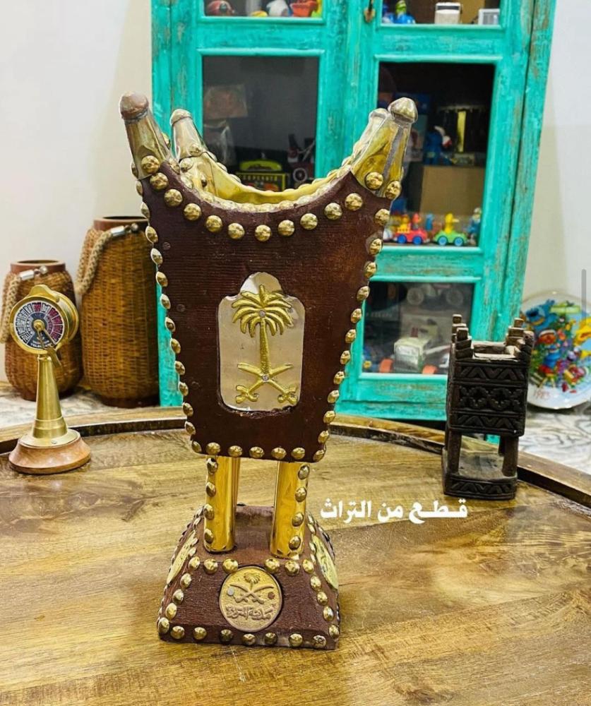 من النوادر؛ مبخرة من الخشب الطبيعي ثقيلة الوزن لم تستخدم؛ أنيقة وجميلة جداً تحمل من جميع الإتجاهات علامة السيفين والنخلة وفي قاعدة المبخرة مكتوب في الجهات الأربع مكة المكرمة والمدينة المنورة والمملكة العربية السعودية؛ قديمة اشتهرت فترة الثمانينات