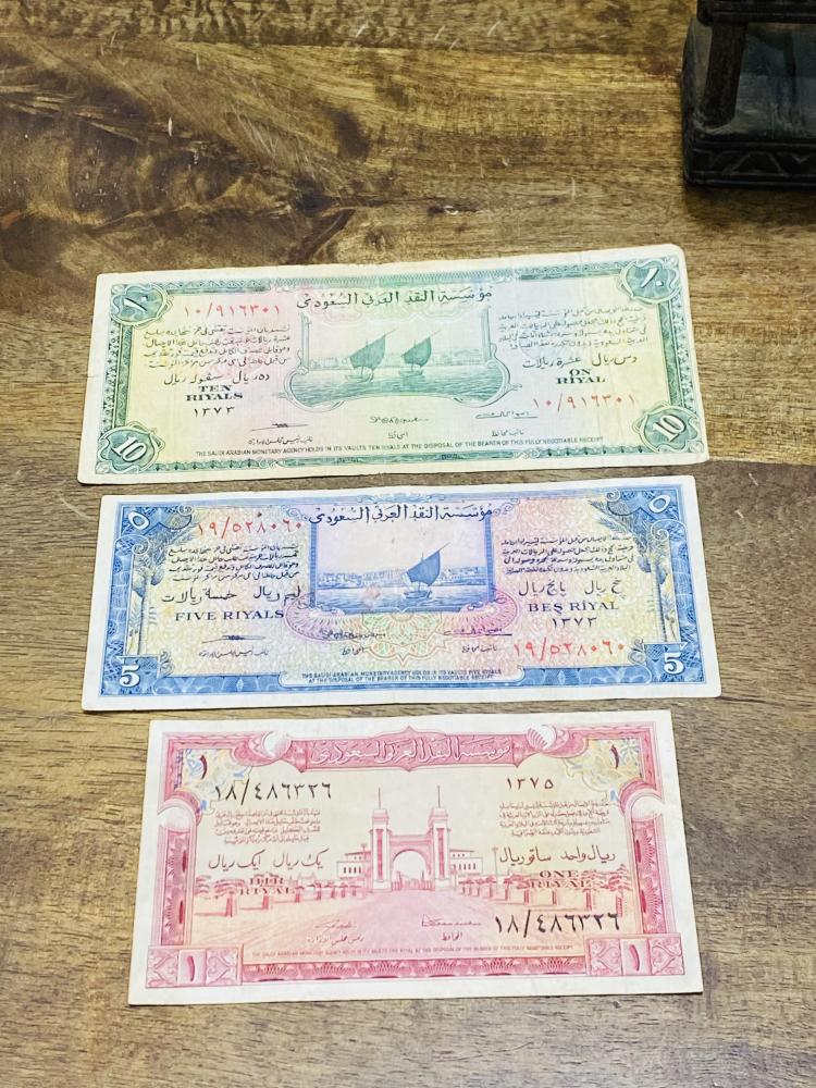 أول طقم عملات ورقية من مؤسسة النقد العربي السعودي ويسمى سند حج وهو عبارة عن ٣ فئات ١٠ و ٥ و ١ ريال  والتي أمر بطباعتها جلالة الملك عبدالعزيز رحمه الله؛ حالات ممتازة