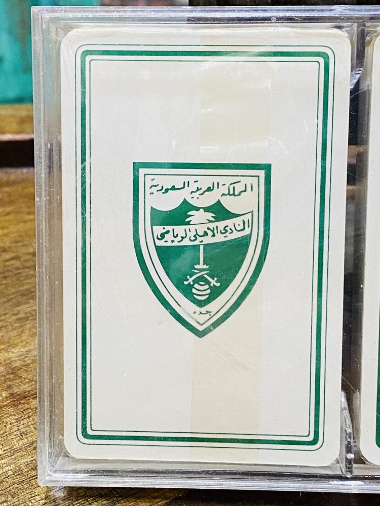 من البنود الشحيحة؛ علبة بداخلها علبتين ورق بلوت بشعار نادي الأهلي السعودي عمرها أكثر من ٤٠ عام مخزنة تخزين ممتاز لم تستخدم