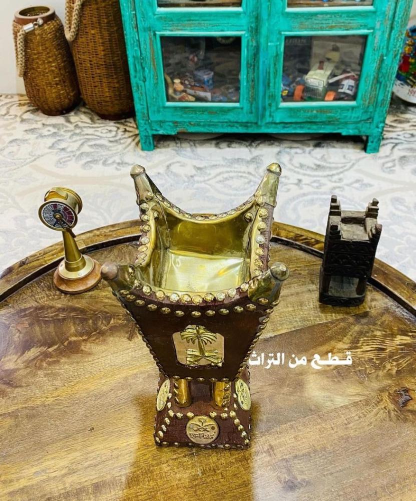 من النوادر؛ مبخرة من الخشب الطبيعي ثقيلة الوزن لم تستخدم؛ أنيقة وجميلة جداً تحمل من جميع الإتجاهات علامة السيفين والنخلة وفي قاعدة المبخرة مكتوب في الجهات الأربع مكة المكرمة والمدينة المنورة والمملكة العربية السعودية؛ قديمة اشتهرت فترة الثمانينات