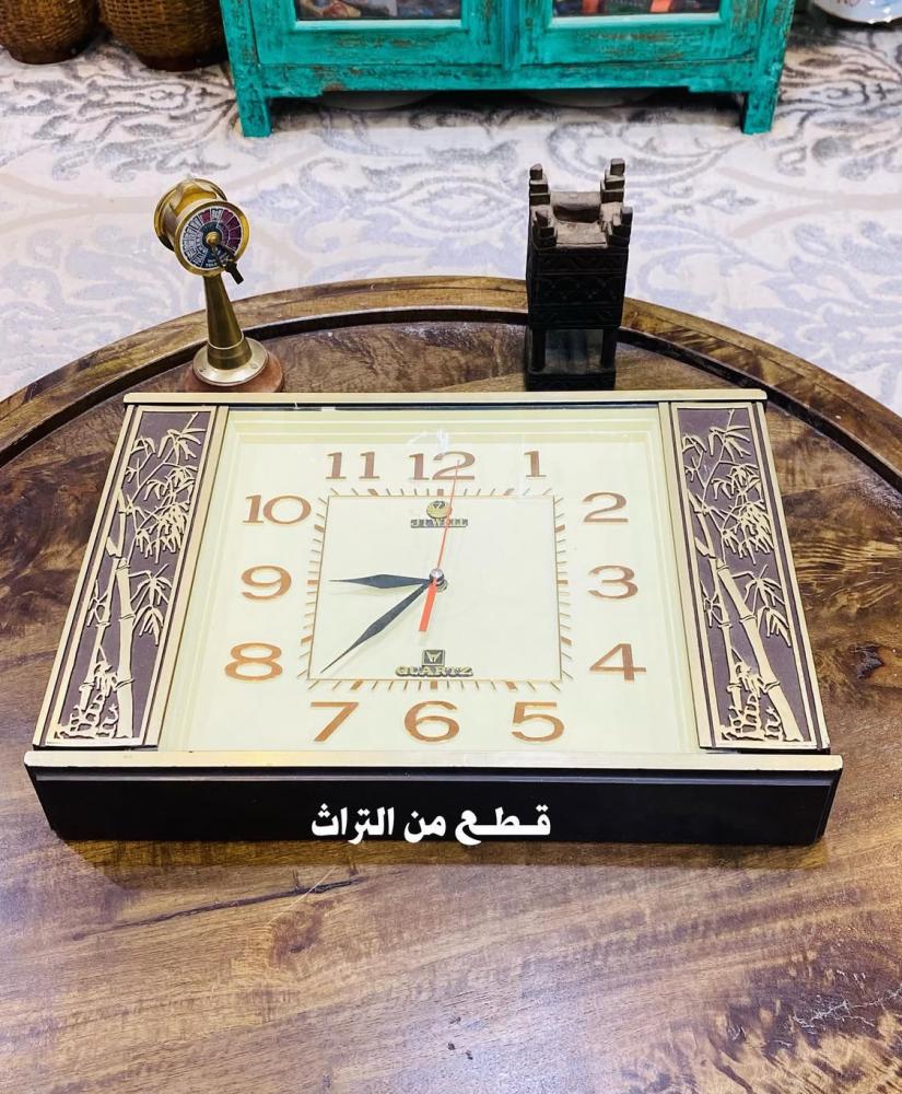 من النوادر؛ ساعة جدارية انيقة جداً وقديمة تم تجربتها وتعمل بشكل ممتاز  ولكن لم نتركها تعمل وقت طويل لمعرفة دقة الحركة