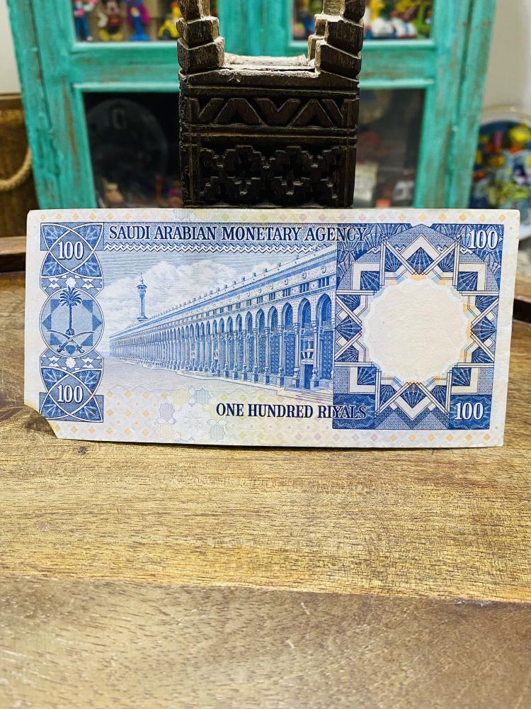 عملة الملك خالد فئة ١٠٠ ريال حالة عالية جداً (يوجد قطع في الزاوية اليمنى السفلية)