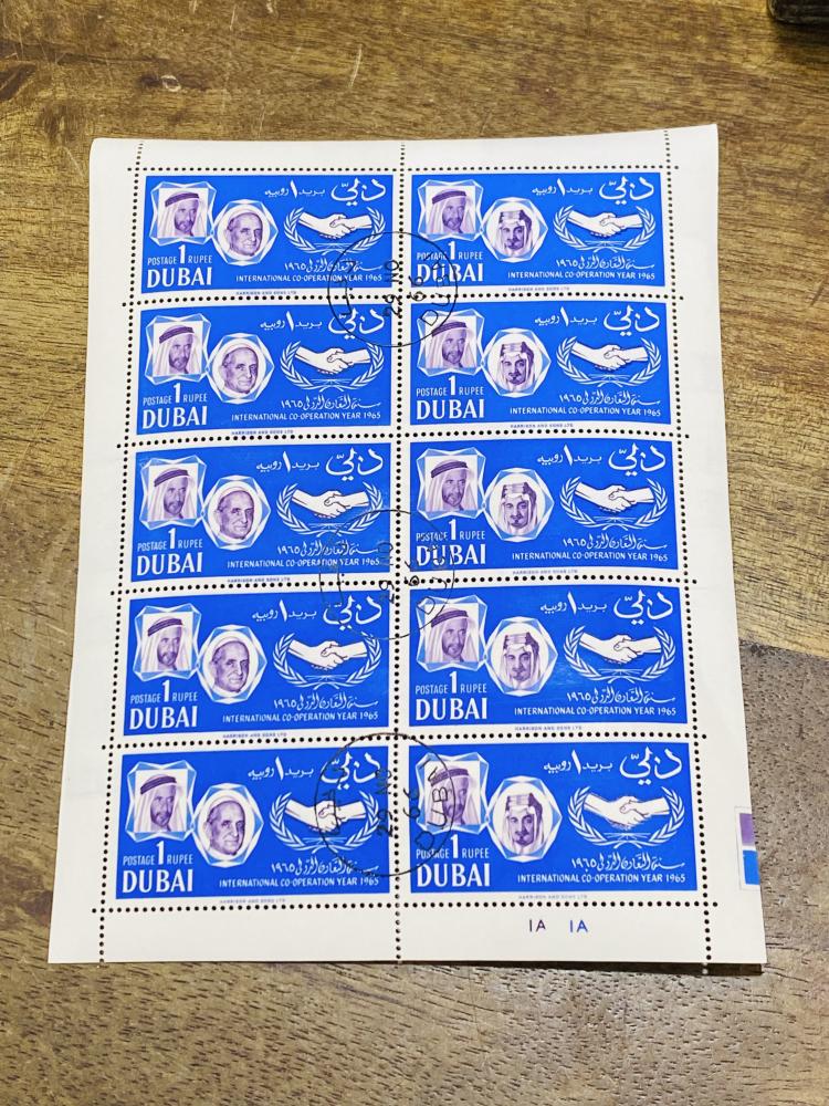 من البنود الشحيحة جداً؛ عدد ٥ شيتات طوابع كل شيت بعدد ١٠ طوابع؛ هذا الطابع بمناسبة سنة التعاون الدولي عام ١٩٦٥م بصور رؤساء الدول العربية؛ السعر للجميع