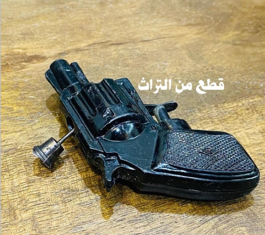 من الألعاب الشحيحة؛ رشاش ماء قديم جداً وصغير جدا ويوضح حجمه مقارنة مع الكبريت في الصورة الأخيرة؛ صناعة هونق كونق