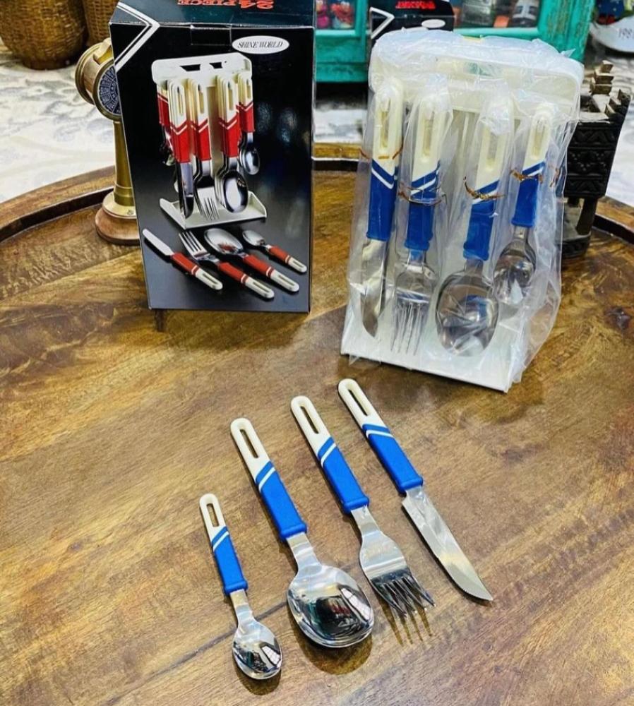 Among the distinguished pieces; a pendant containing 24 pieces including 6 small spoons, 6 large spoons, 6 knives, and 6 forks; it was from the elegance of the 1980s; made in Japan