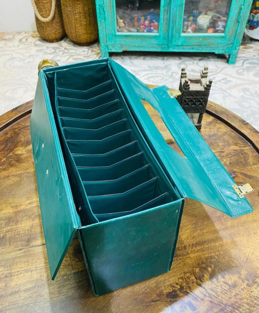 من النوادر؛ شنطة لحفظ أشرطة الفيديو من أحدى شركات تعليم اللغة الإنجليزية؛ تستوعب ١٢ شريط