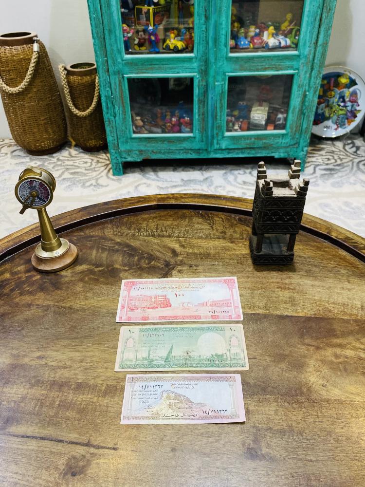 الإصدار الأول من مؤسسة النقد العربي السعودي؛   ثلاث فئات (١٠٠ - ١٠ - ١) لعملة الملك سعود رحمه الله