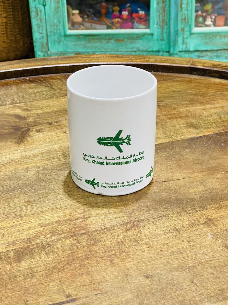 من البنود المميزة؛ كوب بالشعار القديم لمطار الملك خالد؛ لون أبيض بالكامل؛ قديم مخزن تخزين ممتاز لم يستخدم
