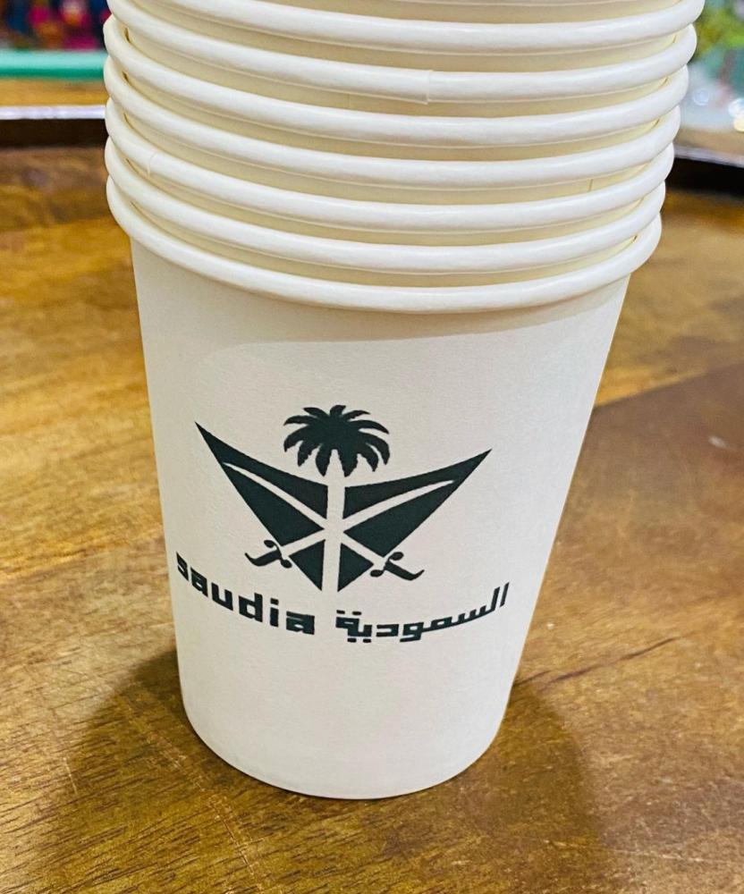 ربطة بداخلها عدد ٥٠ كأس من كاسات الخطوط السعودية بالشعار القديم