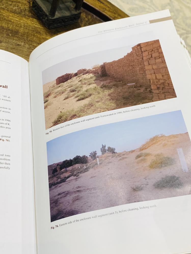 من البنود المميزة؛ كتاب بحجم كبير بغلاف كرتوني صادر من الهيئة العامة للسياحة والآثار بعنوان دومة ١ ؛ يحمل العديد من الصور الهامة