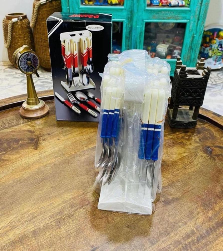Among the distinguished pieces; a pendant containing 24 pieces including 6 small spoons, 6 large spoons, 6 knives, and 6 forks; it was from the elegance of the 1980s; made in Japan