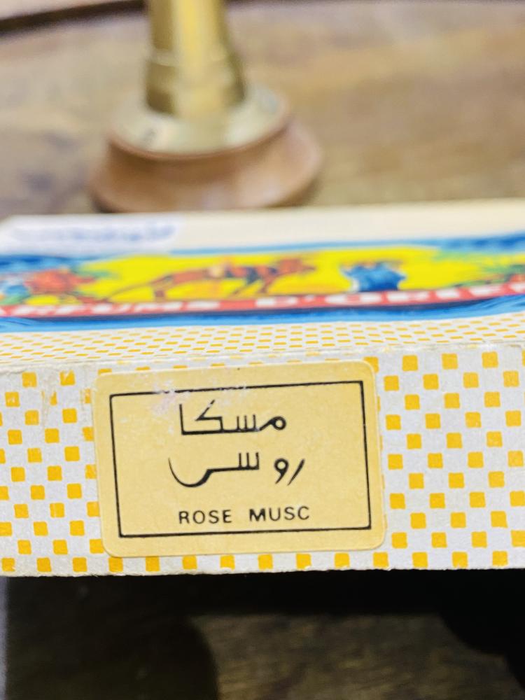 من البنود الشحيحة؛ كرتون يداخله عدد ١٢ غرشة صغيرة بداخلها عطر مسك قديم جداً صناعة فرنسا؛ برائحة جميلة جداً (غير صالح للإستخدام) السعر للكرتون كامل؛ يعنبر مقتنى عالي التميز