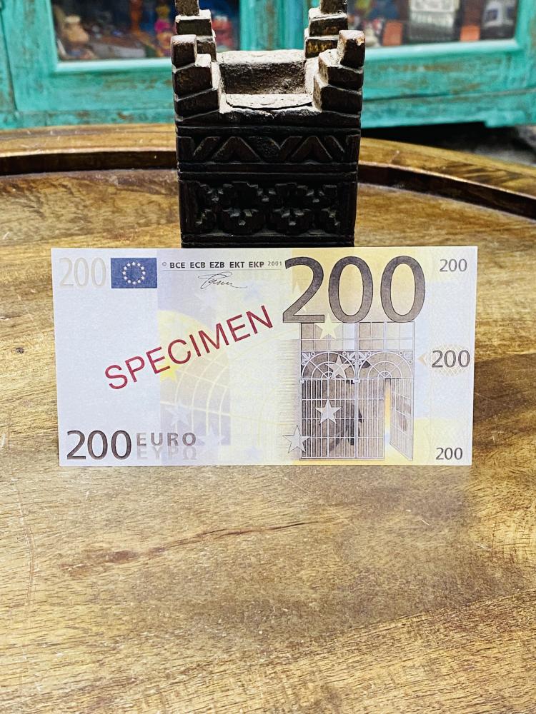 من البنود المميزة؛ طقم فانتازيا ٧ أوراق نماذج لليورو فئات و اصدارات مختلفة