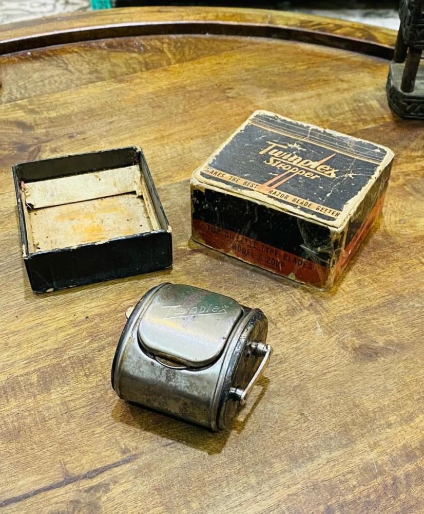 من القطع الشحيحة جداً؛ مسنّ شفرات حلاقة مصنوع في بداية الخمسينات الميلادية أي من حوالي ٧٠ عام؛ مخزن بالكرتون الأصلي صناعة امريكية