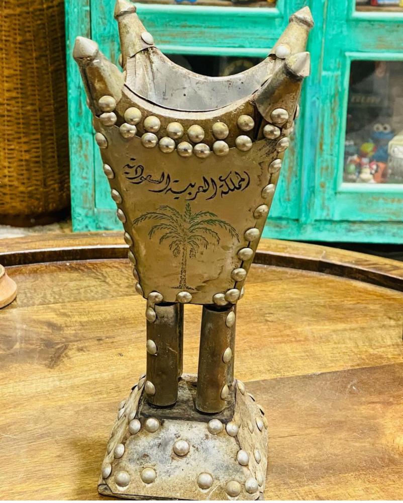 من البنود المميزة جداً؛ مبخرة من الخشب مغطاة بالمعدن؛ من الجهتين مرسوم نخلة ومكتوب المملكة العربية السعًودية؛ وجهة صورة للحرم المكي والجهة الأخيرة صورة للحرم المدني؛قديمة وعمرها أكثر من ٥٠ عام