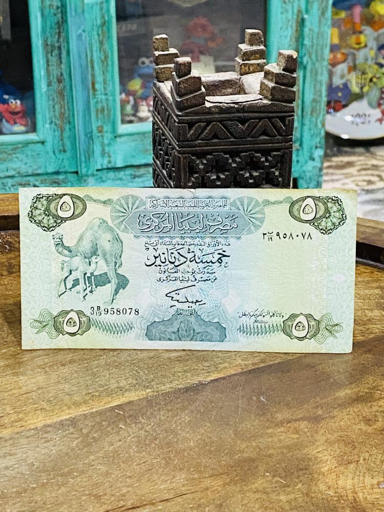 من البنود الشحيحة؛ ٥ دينار ليبي الإصدار الثالث حالة جيدة جداً تعتبر ورقة شحيحه في الإصدار الثالث