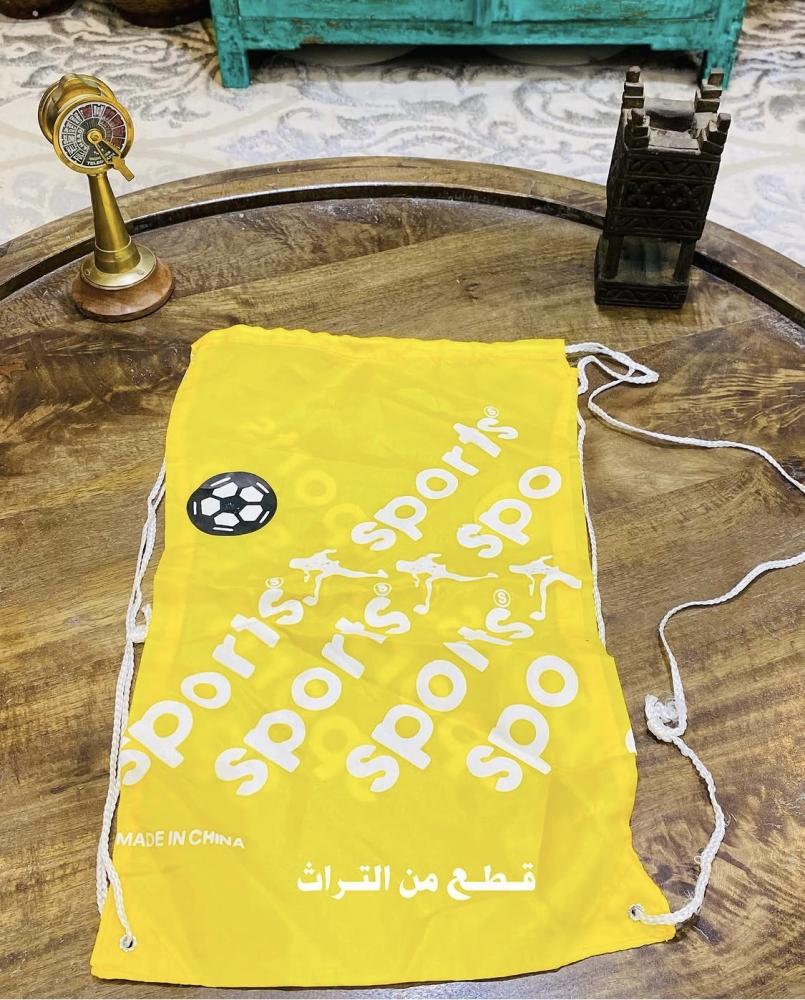 من النوادر؛ شنطة من القماش تُـحمل على الظهر؛ كانت تستخدم قديماً لحمل الكتب أو الملابس الرياضية في المدرسة؛ وقد اشتهرت في أواخر الثمانينات وأوائل التسعينات تقريباً السعر للحبة الواحدة واللون حسب المتوفر