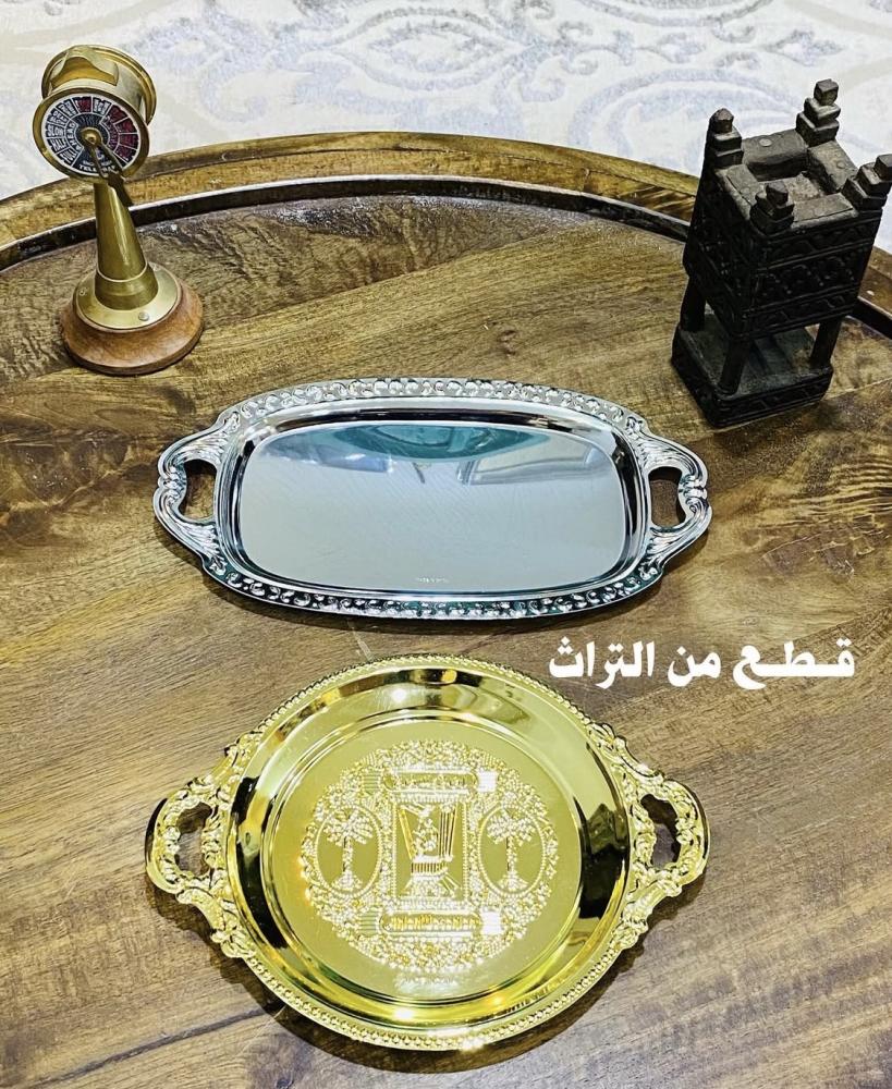 من النوادر؛ طوفريتين صغيرة الحجم وجميلة الشكل؛ الذهبية عليها العبارة المشهورة فترة التمانينات في أغلب الأواني وهي “أهلاً وسهلاً” قديمة مخزنة تخزين ممتاز لم تستخدم السعر للحبة الواحدة والشكل حسب الإختيار