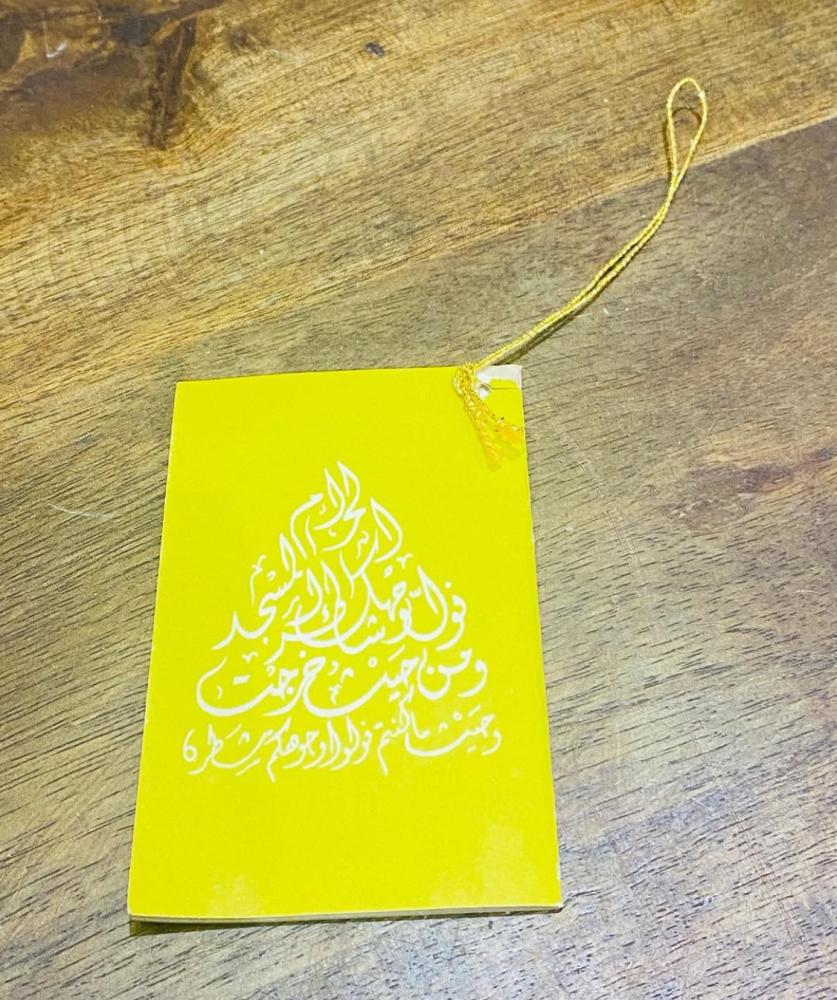 بوصلة أنيقة بكتيب يحدد احداثيات المناطق والمدن؛ قديمة مخزنة بالكرتون تخزين ممتاز (لم تجرب من ناحبة الدقة في الاتجاهات والبيع كتراث)؛ صناعة الهند.
