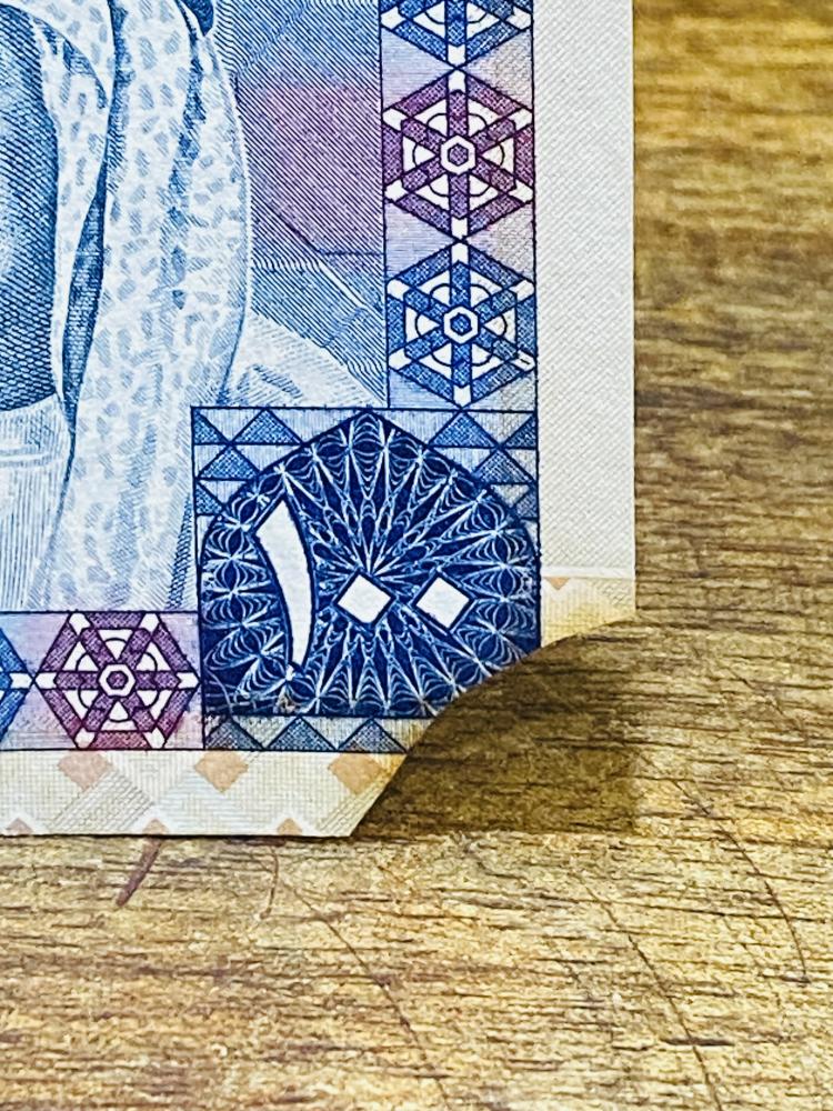 عملة الملك خالد فئة ١٠٠ ريال حالة عالية جداً (يوجد قطع في الزاوية اليمنى السفلية)