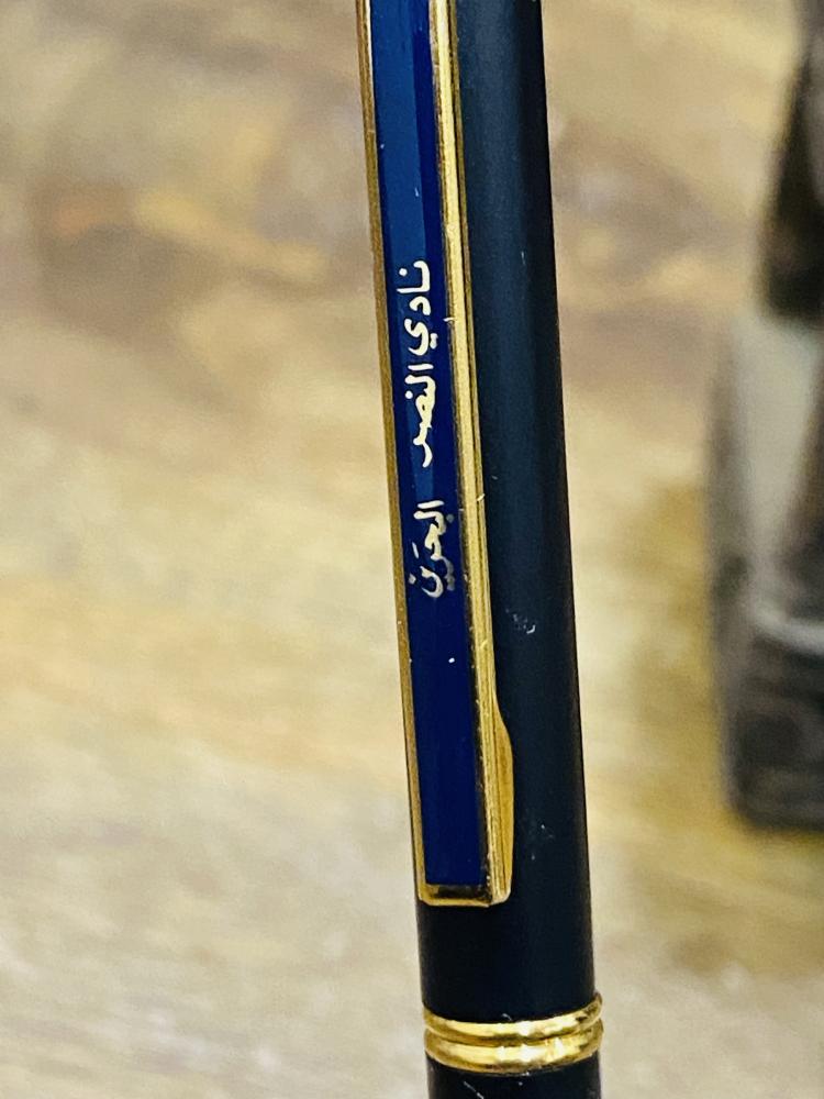 من النوادر؛ قلم جميل جداً بلون مميز داخل جراب من المخمل في أعلاها شعار نادي النصر البحريني؛ صنع في التسعينات الميلادية؛ صناعة تايوان