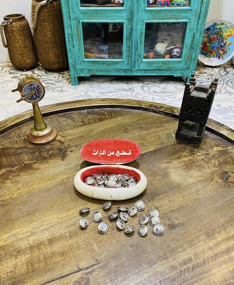من النوادر؛ صندوق رخام صغير بداخله عدد ٤٩ زرار للزي العسكري للبحرية السعودية الشعار القديم السعر للجميع مقتنى متحفي مميز