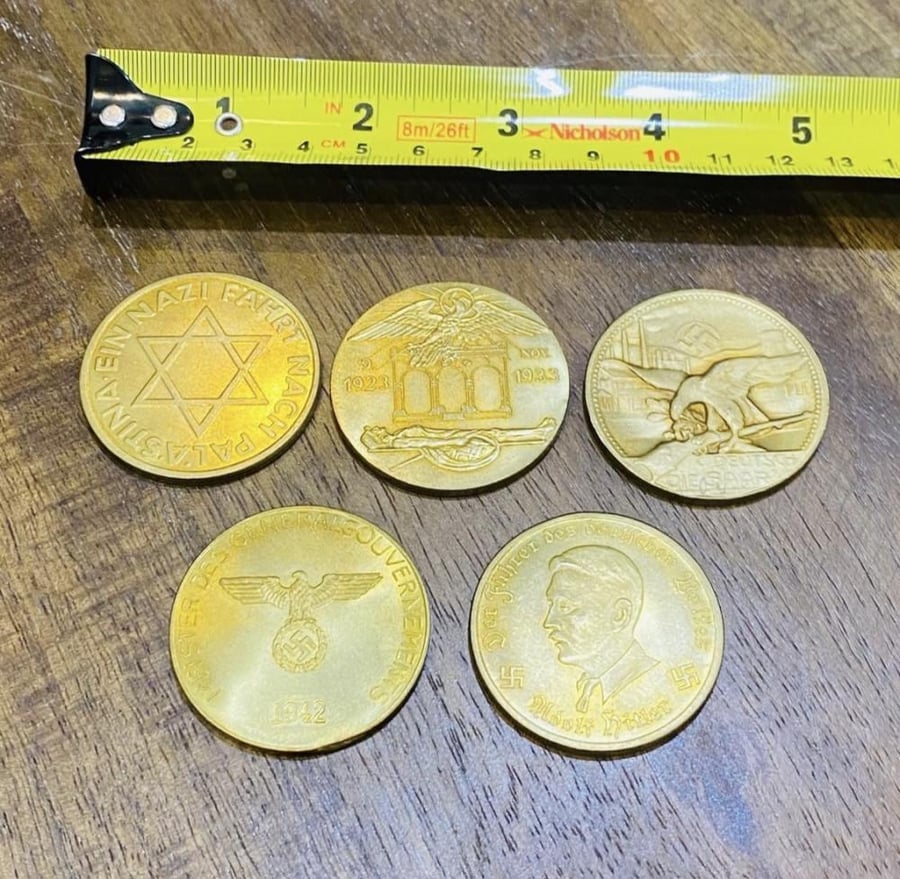 من النوادر؛ ميداليات نازية متوسطة الحجم من المعدن الثقيل بلون ذهبي؛ عليها شعارات وصور وطائرات تتبع للنازية بشكل بارز ومدوّن عليها تواريخ مختلفة منها :١٩٣٣م - ١٩٤٢م - ١٩٤٣م السعر للجميع