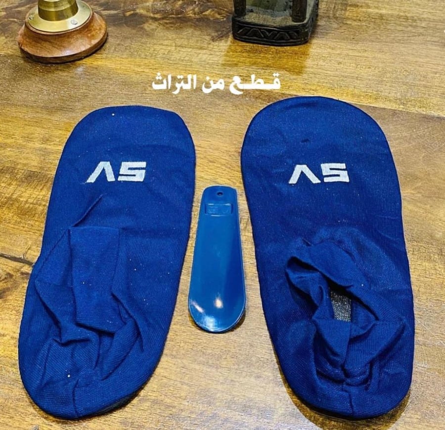 من النوادر؛ مغلف بداخله جوارب وملعقة جزم أعزكم الله؛ قديمة اشتهرت فترة الثمانينات الميلادية؛ مخزنة تخزين ممتاز لم تستخدم؛ بشعار الخطوط السعودية القديم السعر للمغلف الواحد