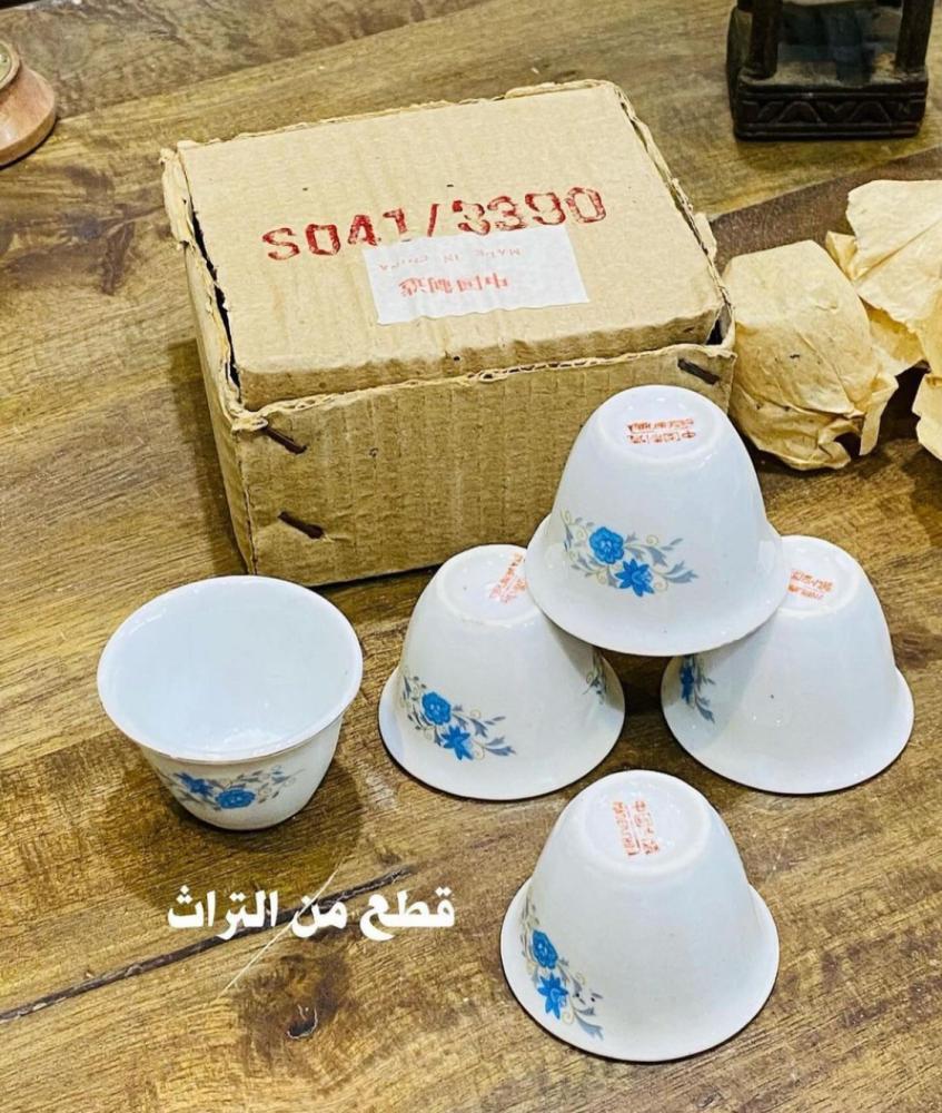 من البنود المميزة؛ فناجيل نقش جميل ومميز؛ قديم جداً مخزن بالكرتون تخزين ممتاز؛ صناعة صينية قديمة؛ السعر للدرزن ١٢ حبة