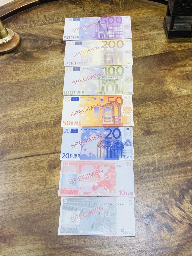 من البنود المميزة؛ طقم فانتازيا ٧ أوراق نماذج لليورو فئات و اصدارات مختلفة