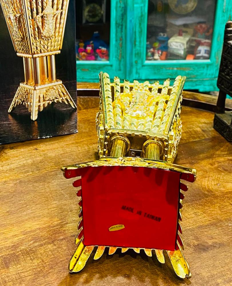 مدخنة (مبخرة) من المعدن الثقيل جداً بشعار الدولة سيفين ونخلة والجهة الأخرى شكل دلة؛ قديمة مخزنة بالكرتون تخزين ممتاز؛ صناعة تايوان