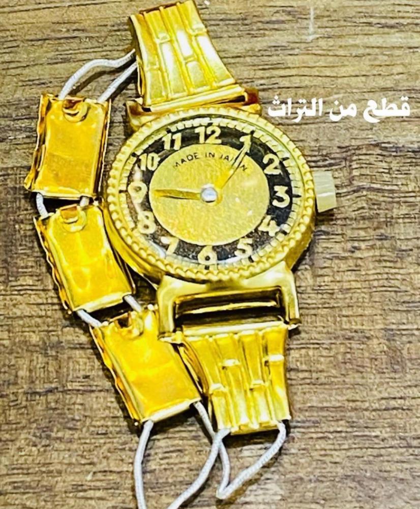 تعليقة ساعات أطفال قديمة مصنوعة من المعدن؛ مخزنة تخزين ممتاز؛ اشتهرت فترة الثمانينات؛ جميلة وأنيقة جداً وتعتبر من القطع المكملة لركن البقالة؛ صناعة اليابان؛ السعر للتعليقة كاملة