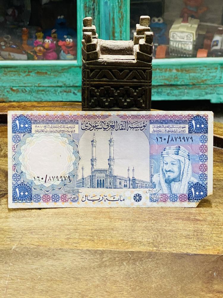عملة الملك خالد فئة ١٠٠ ريال حالة عالية جداً (يوجد قطع في الزاوية اليمنى السفلية)