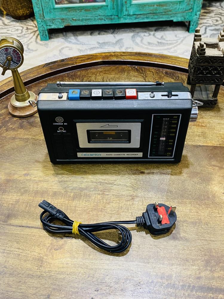 من النوادر؛ جهاز ٢ في ١ مسجل وراديو موجتين AM -FM نظيف جداً يعمل على البطارية وكهرباء ٢٢٠ڤولت؛ صناعة تايوان