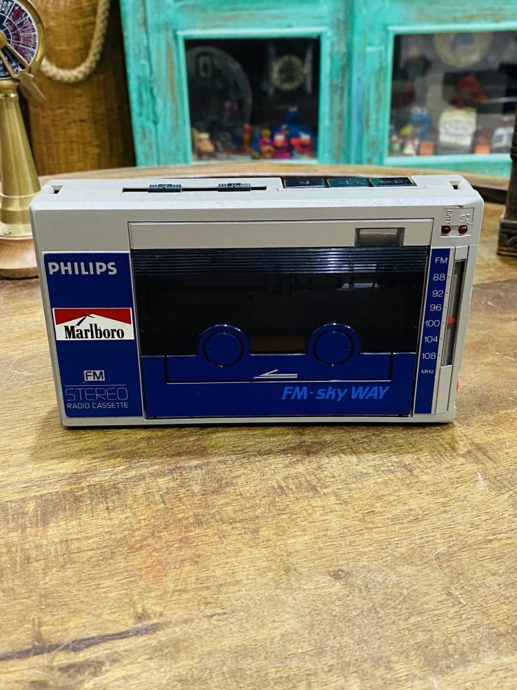 Among the rare items; a small-sized recorder and radio from Philips with the Marlboro red logo (needs maintenance); made in Japan in the 1980s.