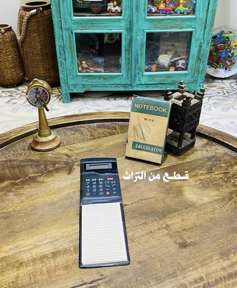 من النوادر؛ آلة حاسبة مع نوت داخل مغلف واحد بشكل جميل؛ قديمة مخزنة بالكرتون تخزين ممتاز لم تستخدم ولم تجرّب والبيع كتراث