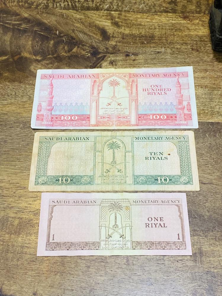 الإصدار الأول من مؤسسة النقد العربي السعودي؛   ثلاث فئات (١٠٠ - ١٠ - ١) لعملة الملك سعود رحمه الله