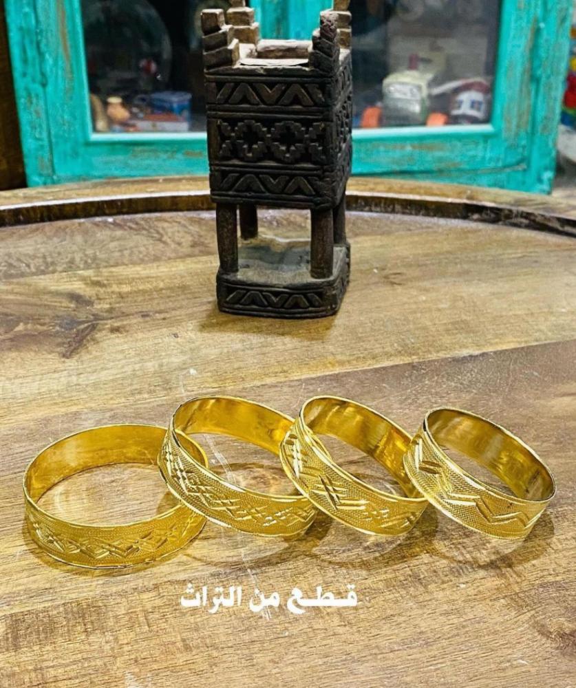 من البنود المميزة؛ طقم غوايش متينة ومتقنة بأربع مقاسات مختلفة بغلافها الأصلي قديمة؛ كانت من صوغة الحجاج؛ مخزنة تخزين ممتاز؛ السعر للطقم كامل