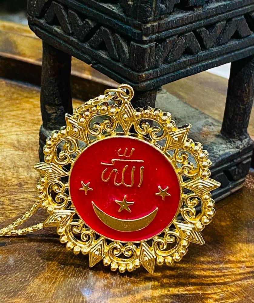 من النوادر؛ ومن هدايا الحجاج قديماً؛ قلادة كبيرة الحجم ثقيلة الوزن مكتوب عليها لفظ الجلالة و سيفين ونخلة؛ عمرها أكثر من خمسين عام؛ بألوان زاهية (تنزيل مينا) مخزنة تخزين ممتاز ؛ السعر للحبة واللون حسب المتوفر