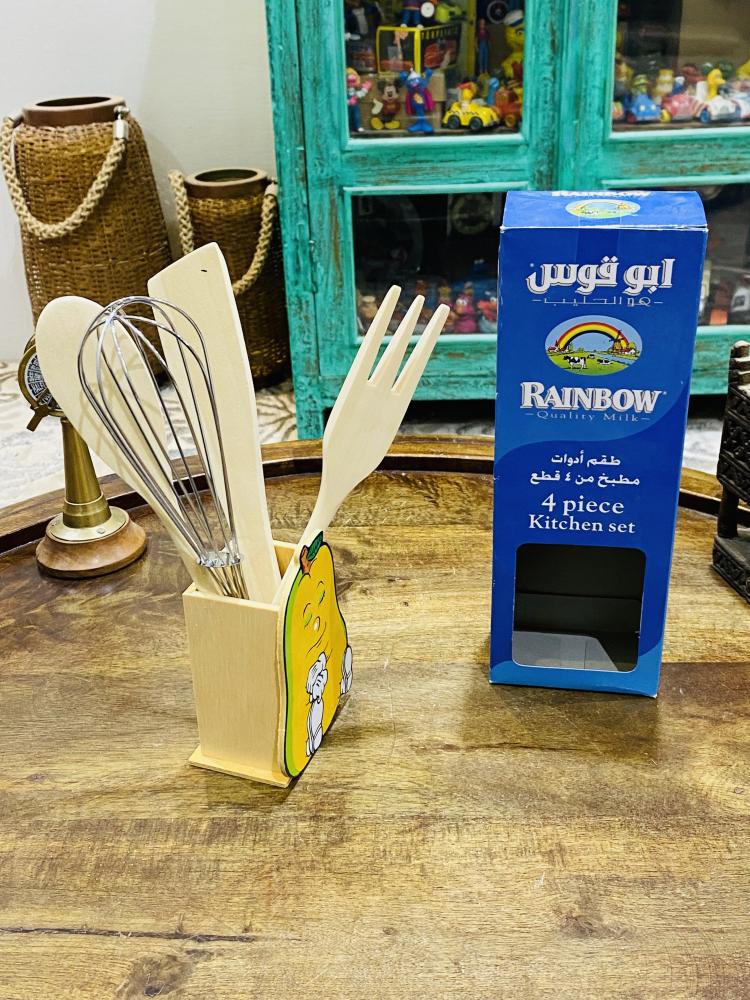 من النوادر؛ طقم أدوات مطبخ دعائي من حليب أبو قوس مكون من ٤ قطع وعلبة خشبية توضع داخلها